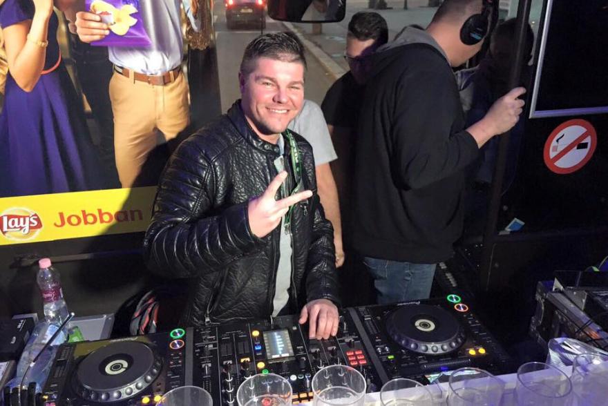 DJ Newik az Eveningstar Partybuszon